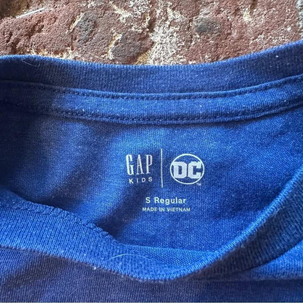 Gap x DC Comics Superman S/S Pullover Graphic Small T-Shirt Boys Blue Yellow Red